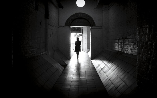 Erwin-Vindl-silhouettes-passageway